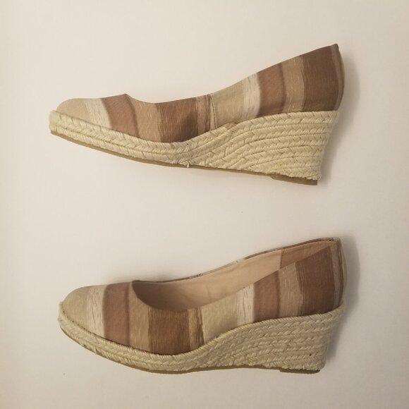 Soft Style Beige and Tan Stripe Espadrille Wedge Size 8.5W NWOT - Picture 2 of 6